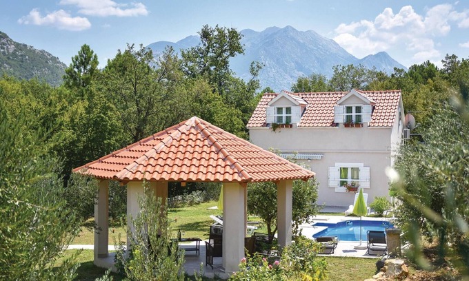 Slime House | Comfortable 3 Bedroom Accommodation with Ocean Views