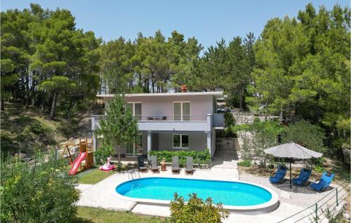 Slime House | Pet-Friendly Retreat in Slime with Pool and Kitchen Access