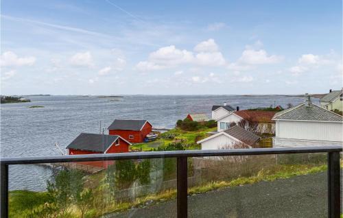Smøla House | Cozy Home in Smøla with Kitchen and Child-Friendly Amenities