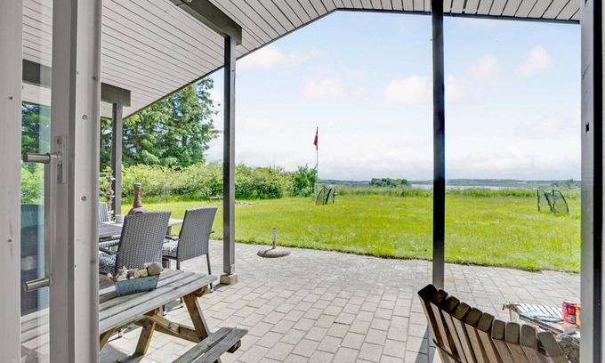 Spøttrup House | Cozy Cottage with Lake View, Steps from the Beach