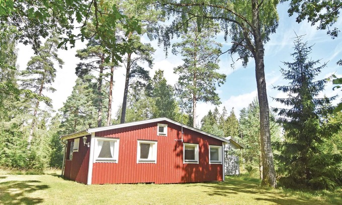 Stenkullen House | Cozy Cottage with Lake View & Spa for Budget Travelers