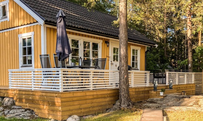 Storgardet-Tallasen-Tostero House | Charming Cottage Retreat on Tosterön Island with Spa & Lake View