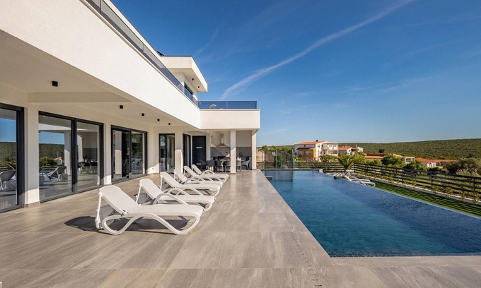 Sukosan House | Spacious 4 Bedroom Retreat in Sukosan with Private Pool