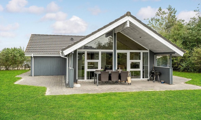Skaven Strand House | Spacious 3-Bedroom Retreat with Ocean Views in Tarm