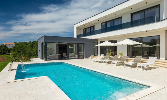 Kringa House | Elegant 4-Bedroom Retreat with Pool in Tinjan