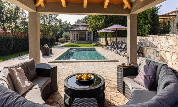Kringa House | Family-Friendly 4 Bedroom Accommodation in Tinjan with Pool