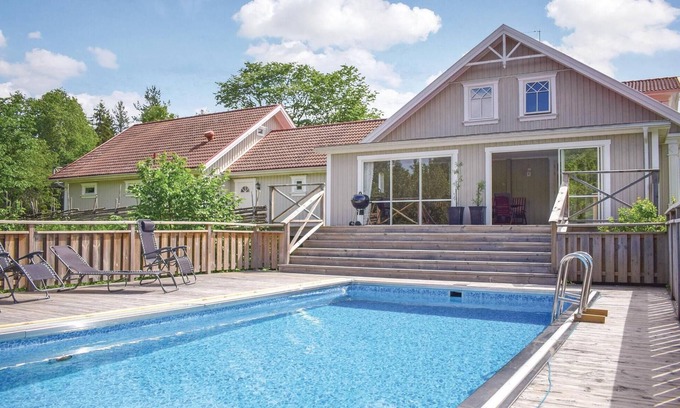 Tranas House | 5-Bedroom Poolside Retreat with Lake Views in Tranås