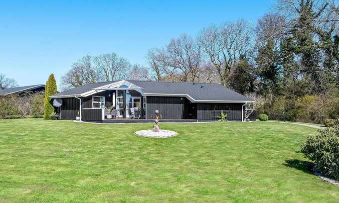 Hov House | Ideal Retreat with Ocean View in Cozy Hou Cottage Area
