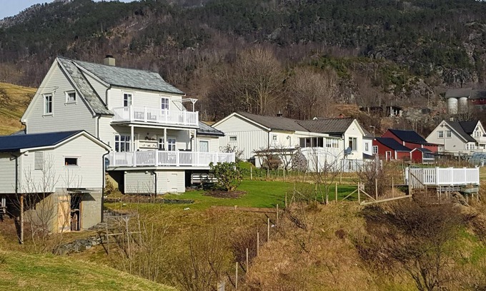 Kvinnherad House | Cozy Cottage with Private Garden and Fjord Views