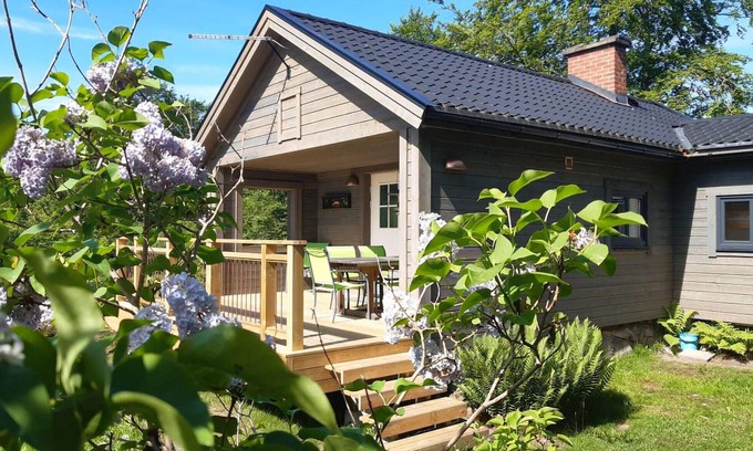 Varnamo Municipality House | Cozy Cottage with Lake View and Spa in Åminne