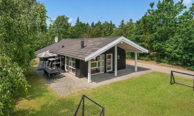 Hoensinge House | Inviting Vacation Home with Oceanfront Views and Garden