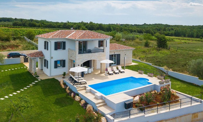 Vrh Lasici House | Top-Rated 3 Bedroom Stay in Vizinada with Pool & Spa