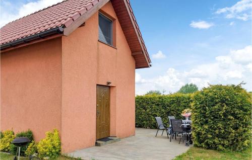 gmina Wolin House | Cozy Home in Zastan with Free Wifi and Pet-Friendly Options