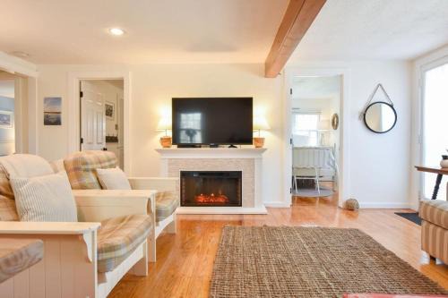 West Chatham House | Cozy Home Steps from the Beach in Chatham for Families