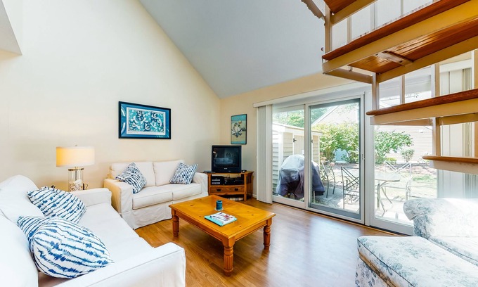 Brewster House | Stylish Home Near Shops with Free WiFi and Pool Access