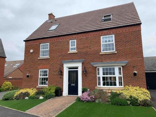 Cow Honeybourne House | Charming Retreat in Honeybourne, Nestled by the Cotswolds
