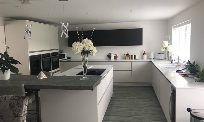 Cowbridge House | Welcoming House Near Cowbridge High Street for 6 Guests
