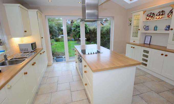 Belfast House | Inviting House with Garden, Pool & Breakfast - Rated 10/10