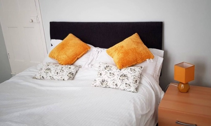 Gedling House | Cozy Escape with Free Parking and Spa Amenities