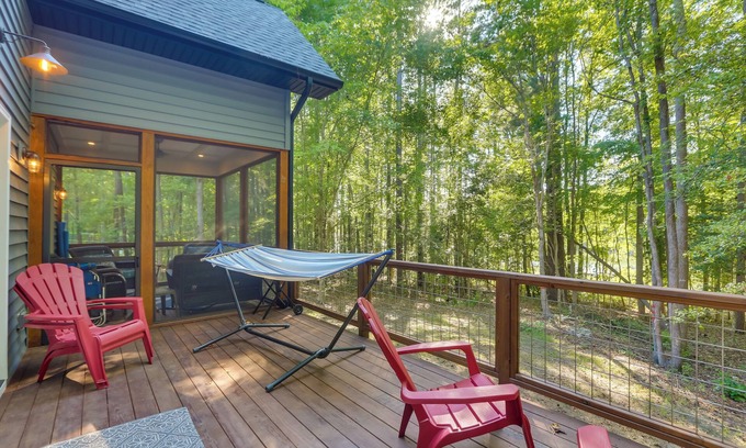 Manson House | Charming Kerr Lake House with Private Dock and Spa Access