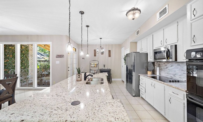Kingwood House | Inviting Kingwood 3BR Townhouse with Kitchen & Breakfast