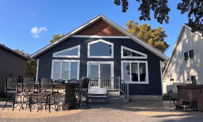 Willmar House | Serene Lake House Getaway on Eagle Lake - Rated 9.8/10