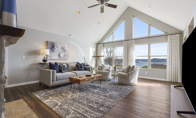 Blue Eye House | Tranquil Lake Home with Hot Tub & Breakfast at Table Rock