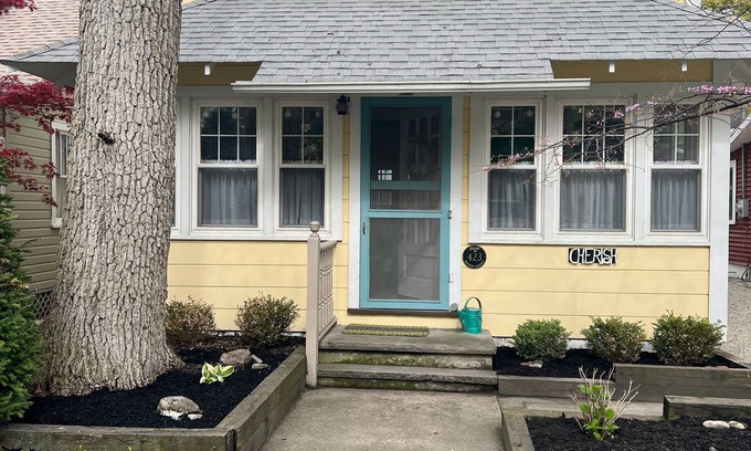 Lakeside House | Updated Cottage with Pool & Spa - Sleeps 11, Book Today!