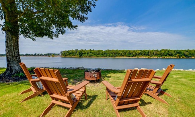 Olivehill Apartment | Idyllic Lakefront Apartment with Family-Friendly Features