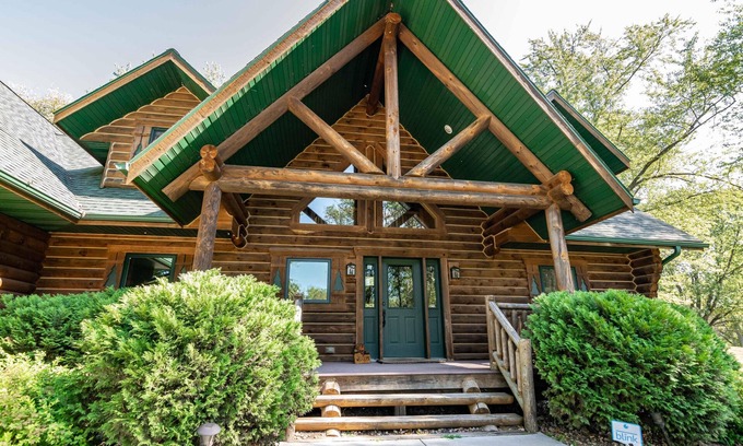 Necedah Cabin | Idyllic Lakefront Retreat with Private Pier & Family Amenities