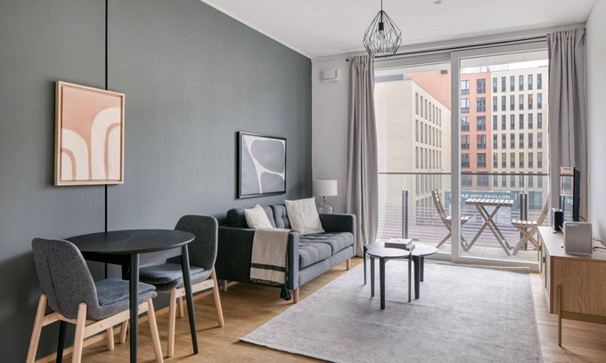 Erdberg Apartment | Modern Landstraße 1BR with Rooftop Pool & Elevator Access