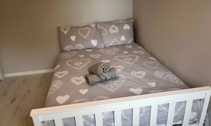 Watford House | Lovely large refurbished 4 bedroom House - Welcome families and contractors