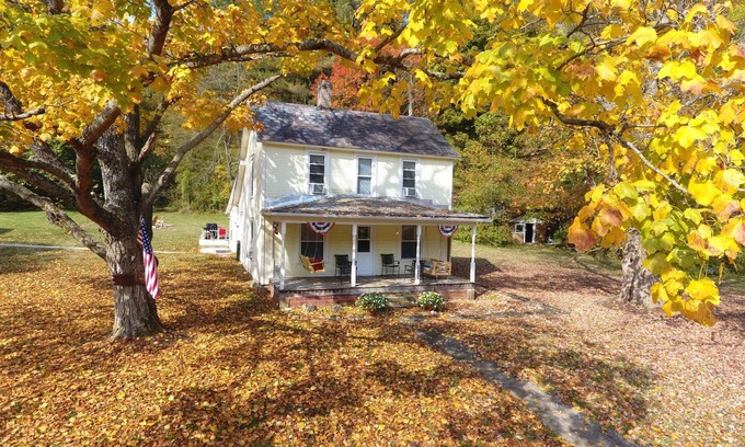 Nelsonville Cabin | Cozy Laurel Run Cottage with Hot Tub in Hocking Hills