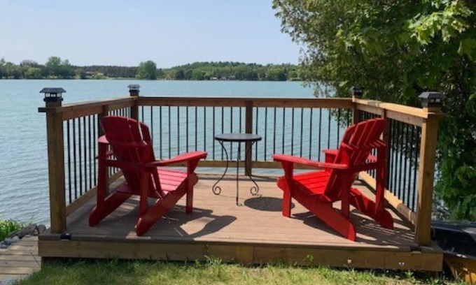 Colborne Cottage | Cozy Lake House Retreat - Guest Rated 10/10, Pet Friendly