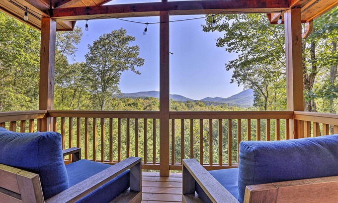 Hidden Lake Cabin | Cozy Log Cabin & Bunkhouse with Scenic Views and Yard