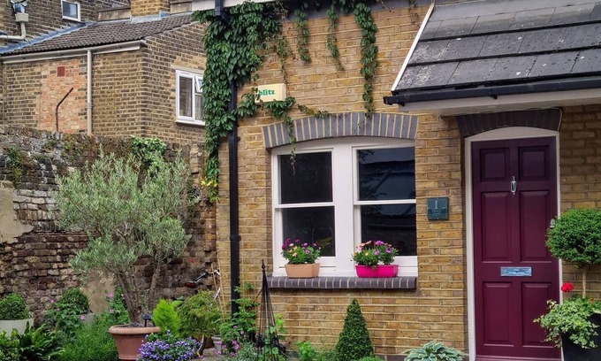 Bermondsey House | Inviting London Bridge Cottage with Pool and Free Parking