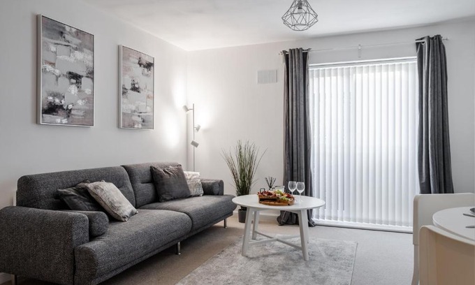 Wolverhampton Apartment | Modern 2 Bed City Centre Apartment with Free Parking