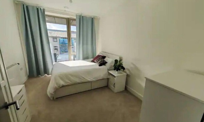 Poplar Condo | Modern 2-Bed Retreat Near Vibrant Canary Wharf