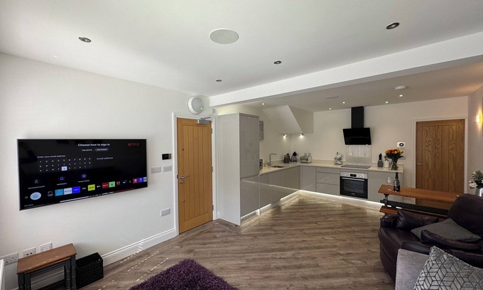 Carnforth Apartment | Lovely Modern Contemporary Apartment With Private Hot Tub Close to Windermere