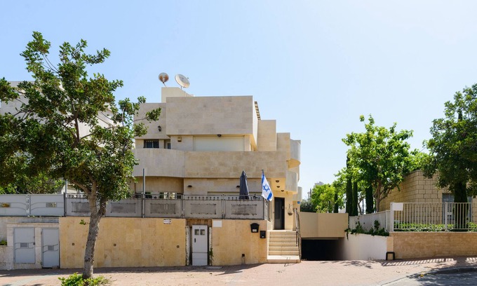 Netanya Apartment | Cozy One Bedroom Steps from the Beach with Breakfast