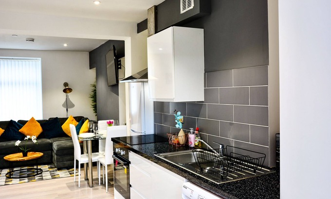 Castle Apartment | Stylish One-Bedroom Flat in Town Center with Free Parking