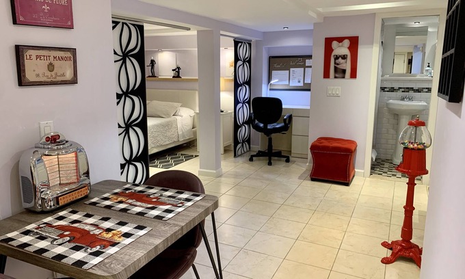 Queens Apartment | Charming Studio Walk to LIRR & Bell Blvd, Child-Friendly