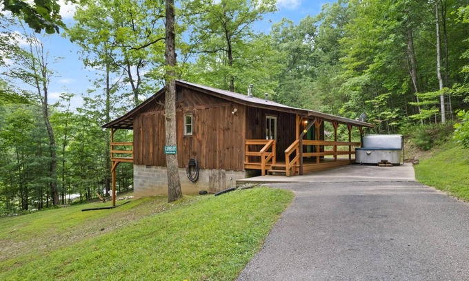 Rogers Cabin | Cozy Hot Tub Cabin with Scenic Pond Views - Guest Rated 9.6