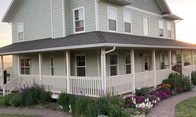 Moscow Bed & Breakfast | Quiet Alpaca Farm Retreat: Perfect Queen Room for 2 Guests