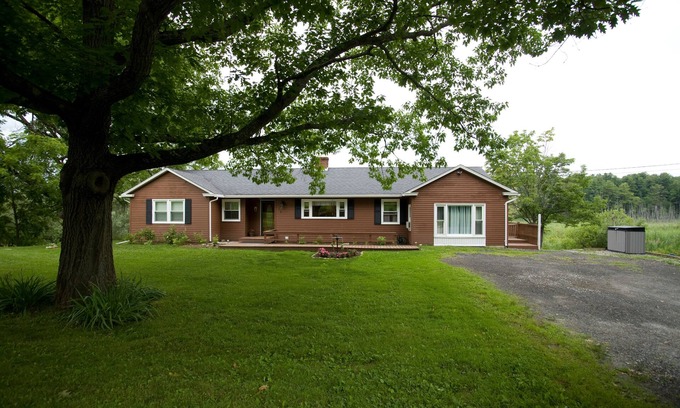 Richmond House | Idyllic Ranch Retreat in Berkshire County - Guest Rated 9.8