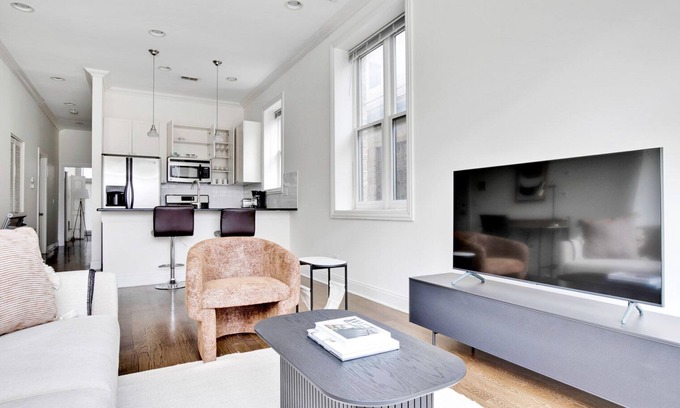 Noble Square Apartment | Tranquil River West 2BR with Breakfast Near Blue Line