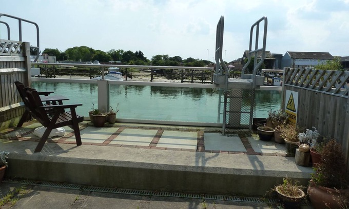 Littlehampton House | Riverside Retreat with Spa and Ocean Views – Rated 9.6/10