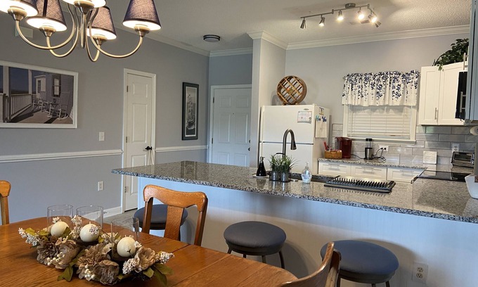 Conway Condo | Serene Water View 2B/2BA Unit with Pool & Spa Amenities