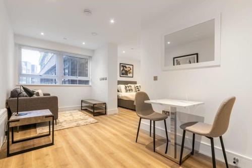 East Grinstead Apartment | Cozy Studio Retreat in Family-Friendly East Grinstead