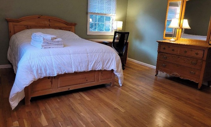 North Garrett Road House | Lovely, Spacious & Sunny: Sleeps 6 - Near Duke, UNC & Downtown Durham w/Nature!